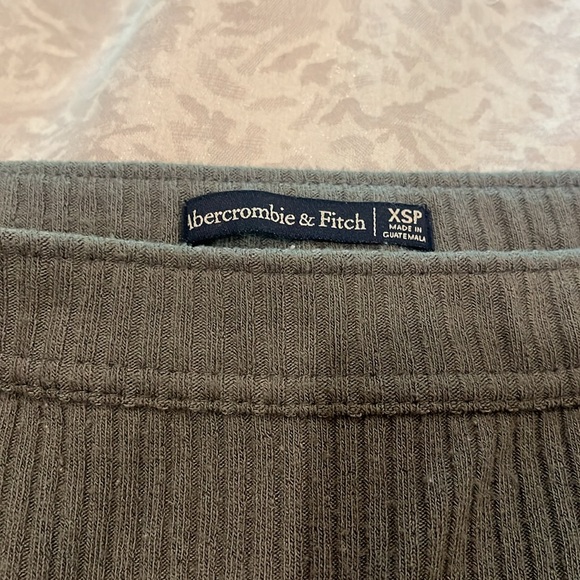 A&F Knit ribbed with V split - Picture 2 of 2